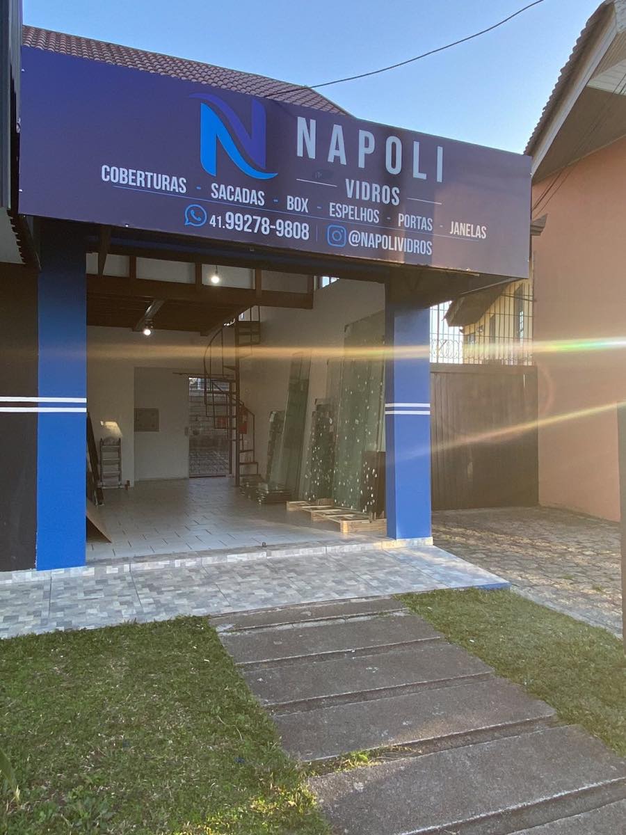 Fachada da loja própria Napoli Vidros no bairro Xaxim